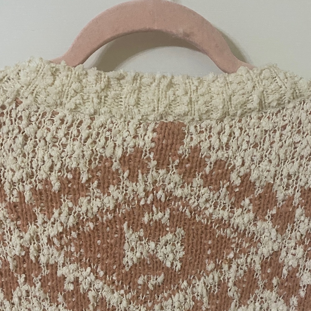 POL V-Neck Sweater - Cream and Peach Oversized will fit up to a large. - Picture 10 of 12
